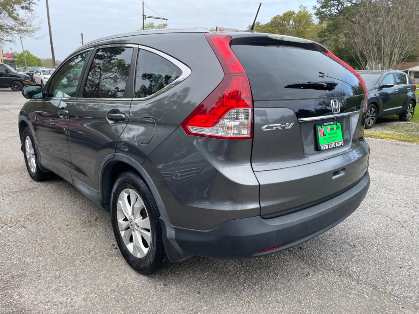 2014 GRAY HONDA CR-V EX-L (2HKRM3H73EH) with an 2.4L engine, Automatic transmission, located at 5103 Dorchester Rd., Charleston, SC, 29418-5607, (843) 767-1122, 36.245171, -115.228050 - Clean interior with Leather, Sunroof, Backup Camera, 6-Disc CD/AUX/Sat, Hands-free Phone, Dual Climate Control, Power Everything (windows, locks, seats, mirrors), Heated Seats, Keyless Entry, Alloy Wheels. Local Trade-in!! 188k miles Located at New Life Auto Sales! 2023 WINNER for Post & Courier's - Photo#4